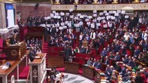 Esquerda francesa canta 'A Marselhesa' contra reforma das pensões - Assembleia Nacional - França