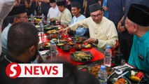 Anwar tries Menu Siswa Rahmah at UKM cafeteria