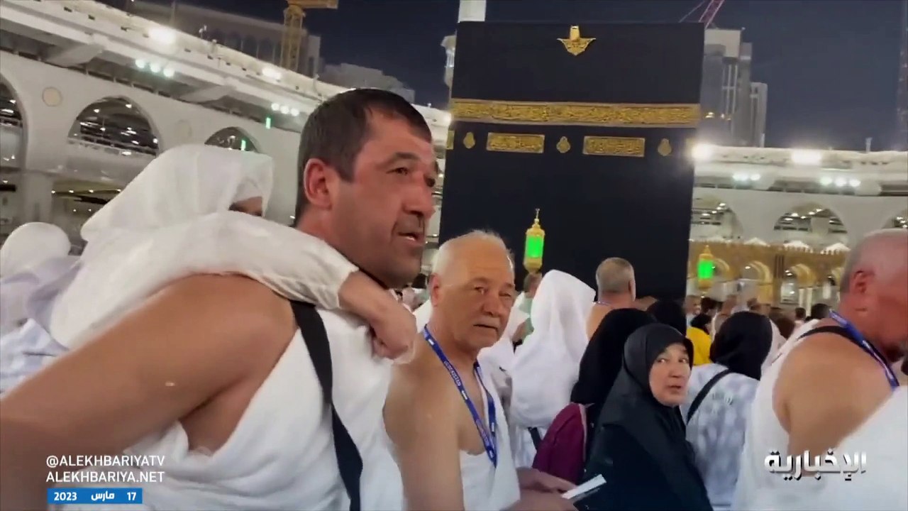 مشهد مؤثر.. مقطع يوثق معتمرًا يطوف بالحرم المكي حاملًا والدته على ظهره