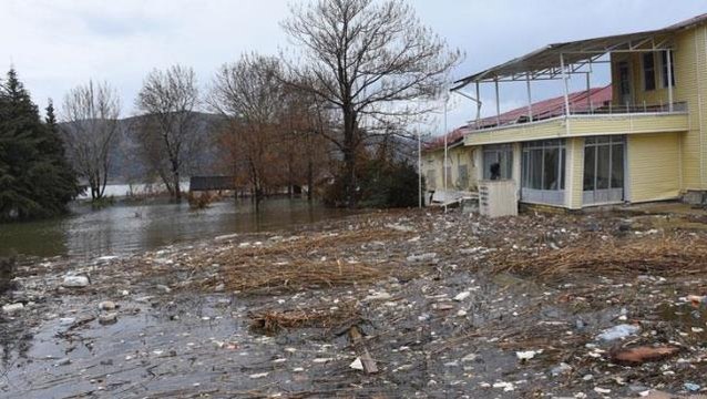 Görüntü fay hattının başlangıç noktasından! Zemini yaklaşık 1,5 metre çöken tesisler gölün içine gömüldü