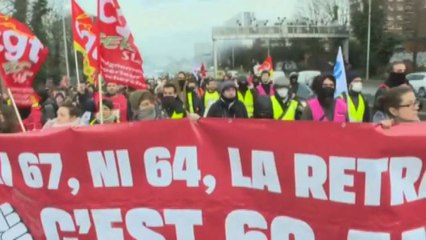 Francia, strade bloccate e raffinerie in sciopero per le pensioni