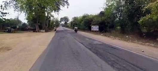 दुर्घटना बाहुल्य स्थानों पर बनाए गए ब्रेकर दूर से नहीं दिखने पर हो रही दुर्घटनाएं