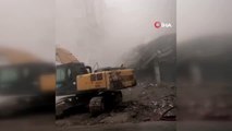 Bahçelievler'de kentsel dönüşüm sırasında kepçe operatörü sağlam binanın 3 katına zarar verdi