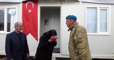 Mehmetçik'ten Şehit Piyade Üsteğmen Serkan Erkuş'un Malatya'da yaşayan ve depremden etkilenen ailesine anlamlı ziyaret
