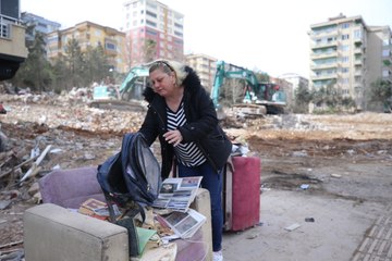 Enkazda oğlundan geriye kalan hatıraları arıyor