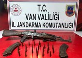 Van'da toprağa gömülü silah ve mühimmat bulundu