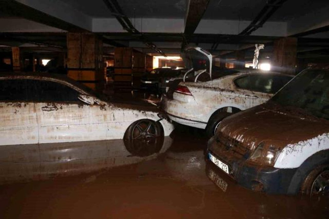 Sele teslim olan Şanlıurfa'da otoparklar araç mezarlığına döndü