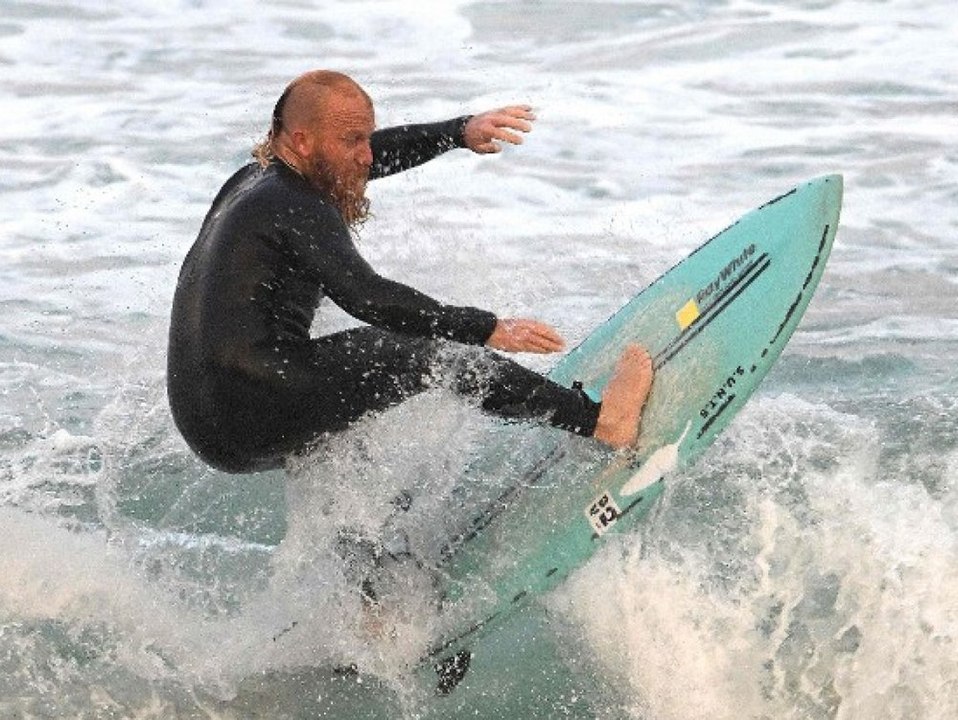 Über 40 Stunden! Australier bricht Rekord im Dauersurfen