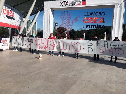 Giorgia Meloni contestata a Rimini. Gli iscritti alla Cgil cantano Bella Ciao