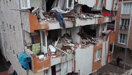 İstanbul'da yıkımı yapılan bina yan binanın üzerine çöktü