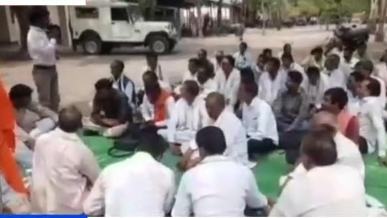 खंडवा : खंडवा जिला मुख्यालय पर किसानों का धरना देखिए पूरी रिपोर्ट ...