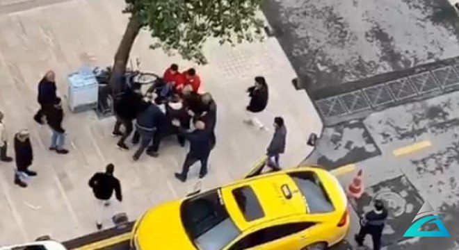 Sokak ortasındaki tekme ve yumruklu kavga kamerada