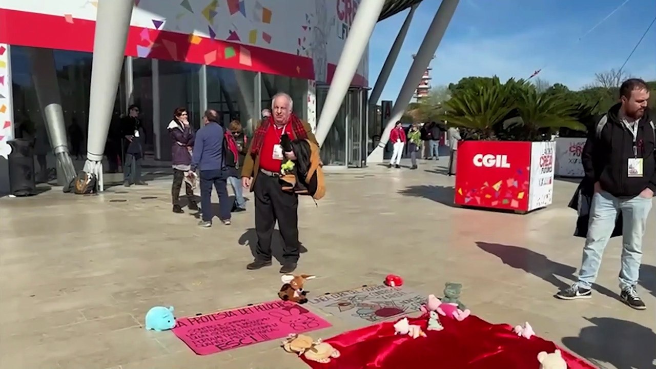 Cgil, il canto partigiano al presidio contro l'intervento di Meloni