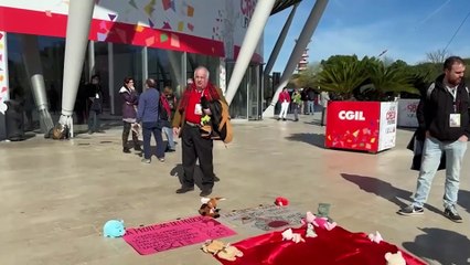 Cgil, il canto partigiano al presidio contro l'intervento di Meloni