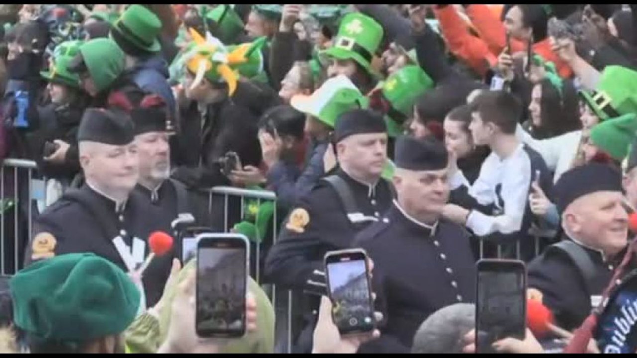 Dublino, la parata per San Patrizio fra carri e verde imperante