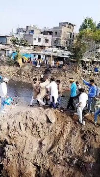 नाला टेपिंग के दौरान हुआ हादसा , मिट्टी धसने से मजदूर दबा रहवासियों ने तुरंत पहुंचाया अस्पताल