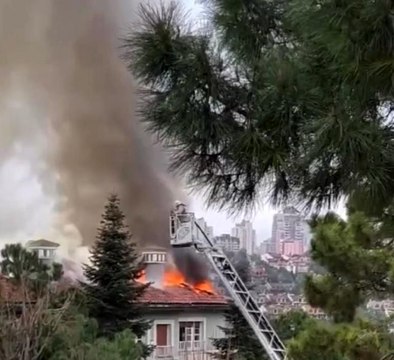 Tadilat halindeki villanın çatısı alev alev yandı