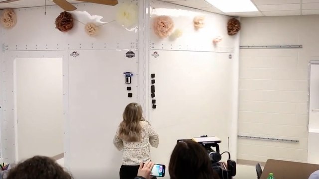 Aux Etats-Unis, on teste un tableau pare-balles dans les classes pour protéger les enfants des fusillades