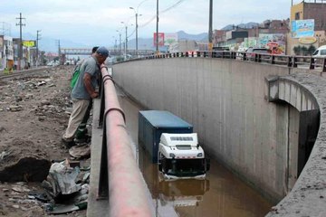 Peru'da taşan nehir evi yerle bir etti
