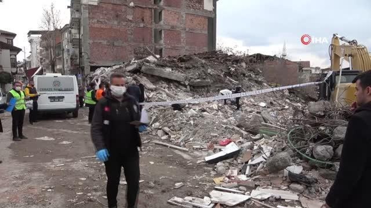 Depremde yıkılan binanın enkazında erkek cesedi bulundu