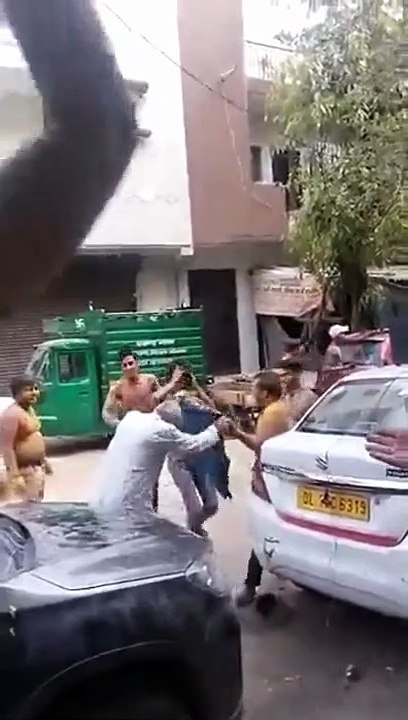 Voilà comment la police met fin aux fêtes de rue en Inde