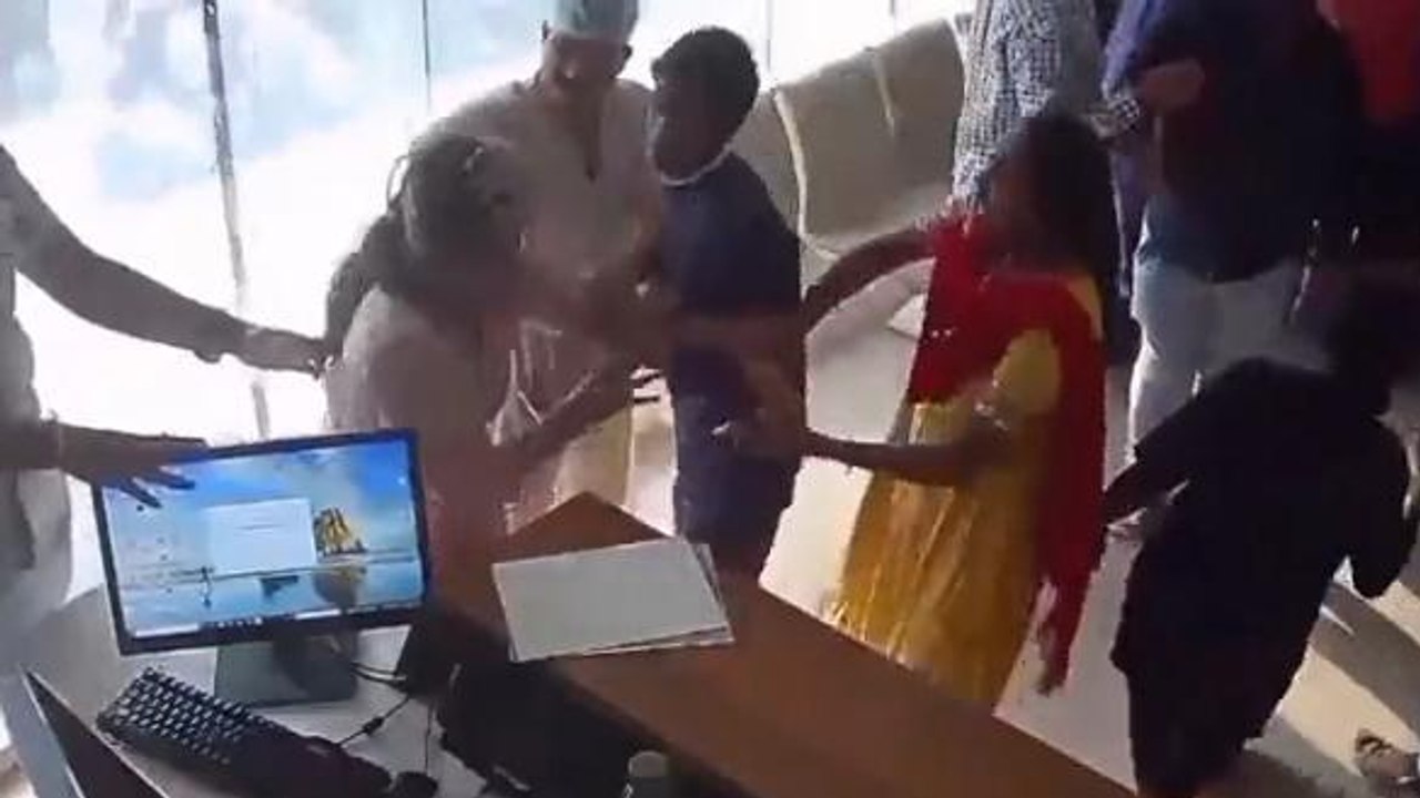 इंदौर: बिल विवाद पर अस्पताल में चले लात घूसे,वारदात CCTV में कैद