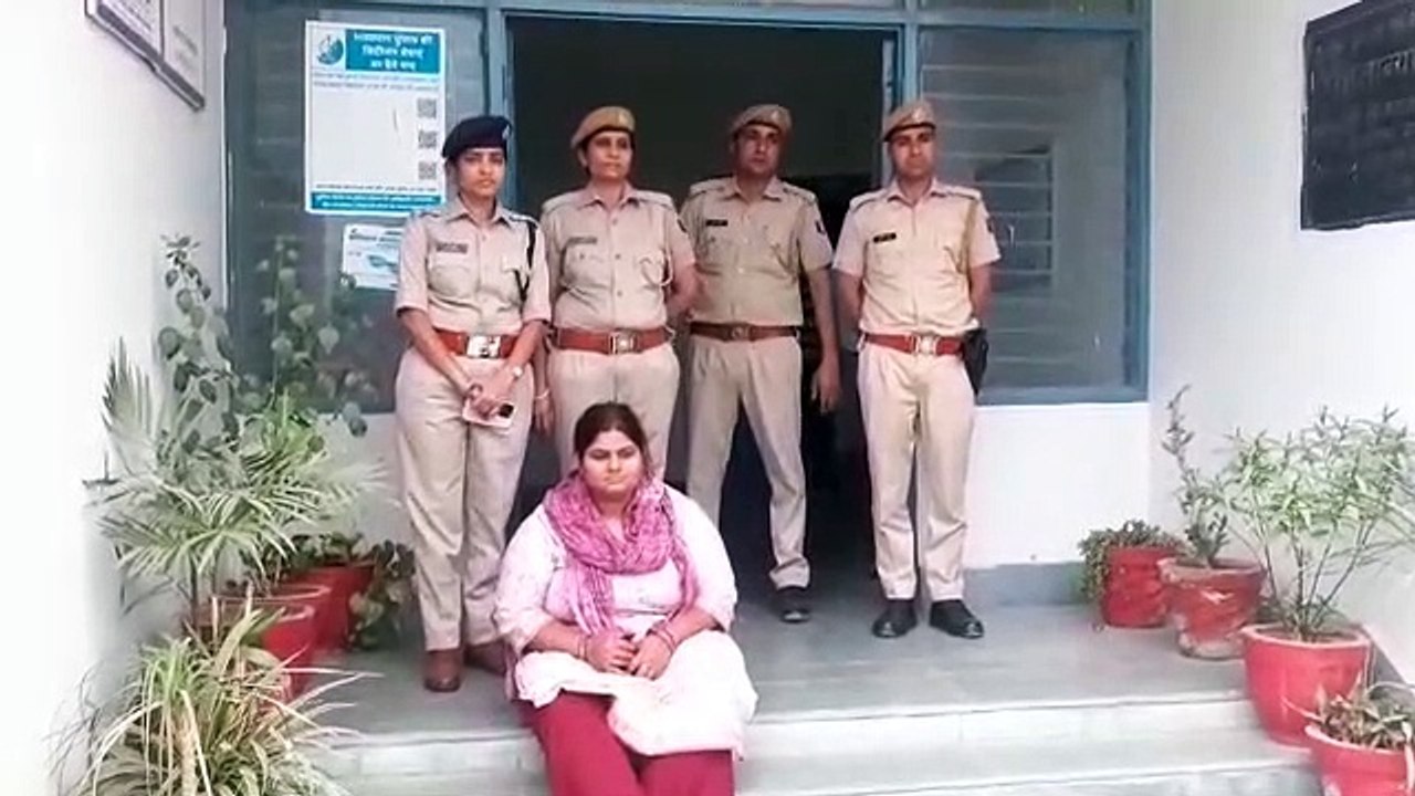 UP CM Yogi Adityanath's OSD's daughter pretending to be a job, cheated 13.5 lakhs, arrested