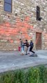 Il Sindaco di Firenze, Dario Nardella, ha fermato stamattina un attivista che stava imbrattando le mura di Palazzo Vecchio.