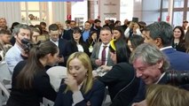 Giorgia Meloni al Cosmoprof di Bologna: il video dei test tra profumi e creme