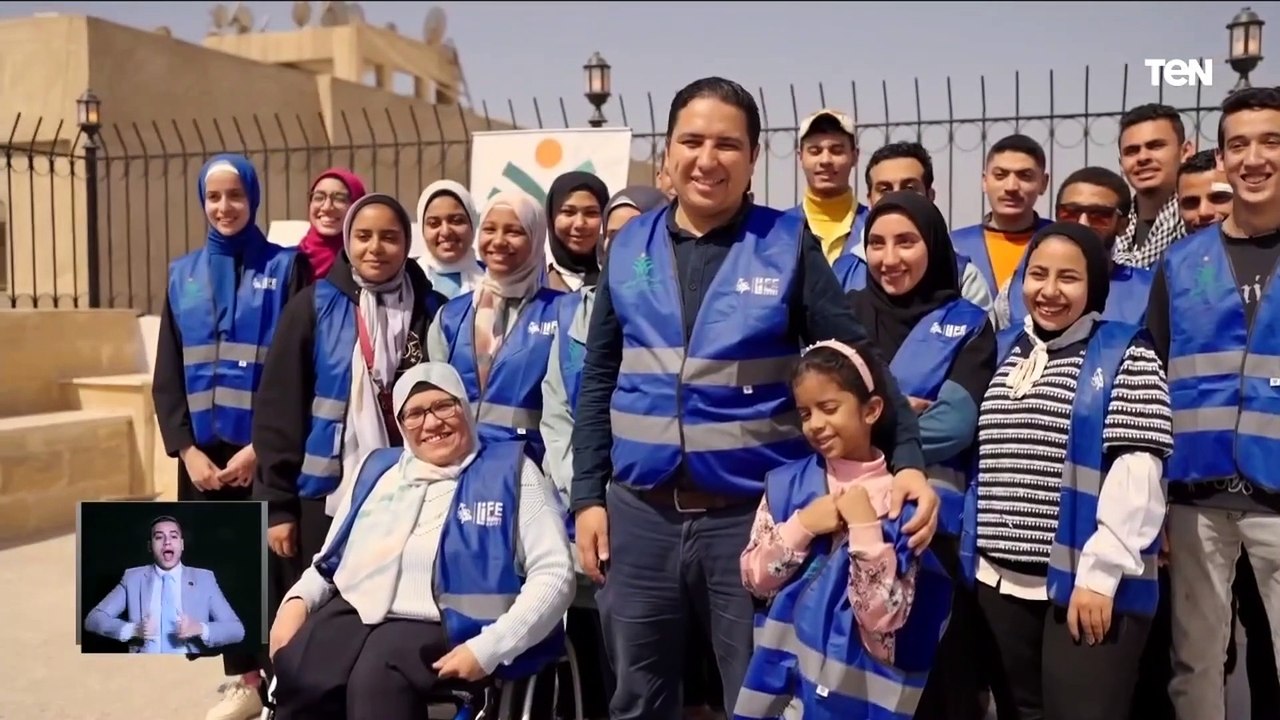 الرئيس السيسى يشاهد فيلما تسجيليا حول مبادرة كتف في كتف