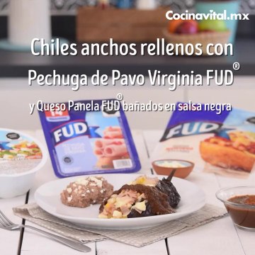 Chiles anchos rellenos con Pechuga de Pavo Virginia y Queso Panela FUD bañados en salsa negra