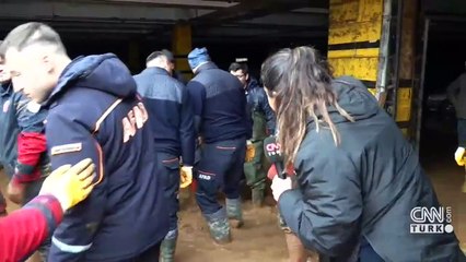 Müze otoparkındaki araçları sel vurdu