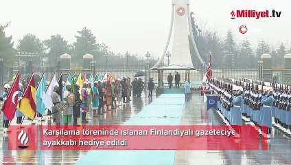Karşılama töreninde ıslanan Finlandiyalı gazeteciye ayakkabı hediye edildi