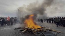 Arden las calles de París, por los disturbios contra la reforma