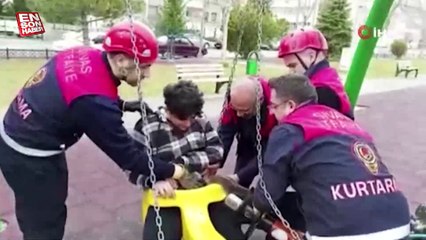 Sivas'ta çocuk parkında bindiği salıncağa sıkışan genci, itfaiye kurtardı