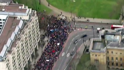 İngiltere'de binlerce doktor isyan etti: Kahve servisi yapsak daha iyi