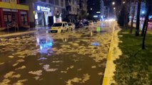 Kilis'te sağanak ve dolu etkili oldu; bazı cadde ve sokaklarda su birikintileri oluştu