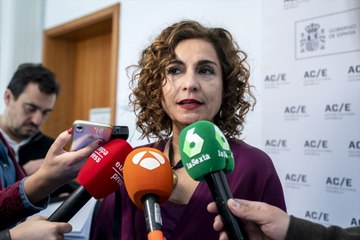 El PSOE valora su subida en el CIS pese al "ruido" y PP habla de "malversación"