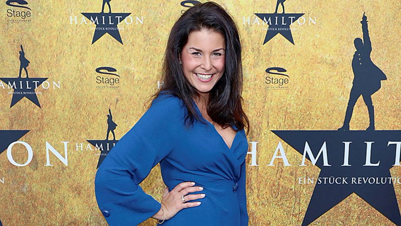 Vanessa Blumhagen entspannt am Pool – ungeschminkte Bikini-Schönheit