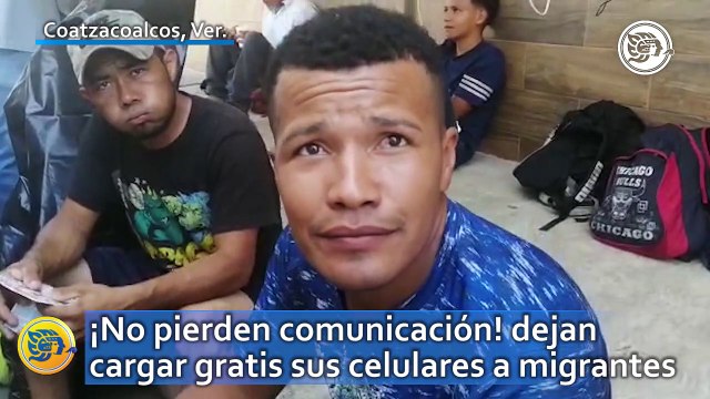 ¡No pierden comunicación! dejan cargar gratis sus celulares a migrantes en Coatzacoalcos