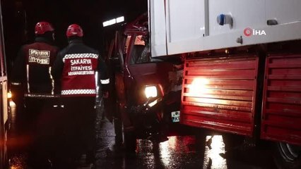 Minibüs, deprem bölgesine konteyner götüren tıra ok gibi saplandı: 1 ölü, 2 yaralı