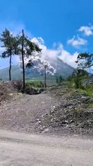 Mount Merapi erupted again and issued incandescent lava