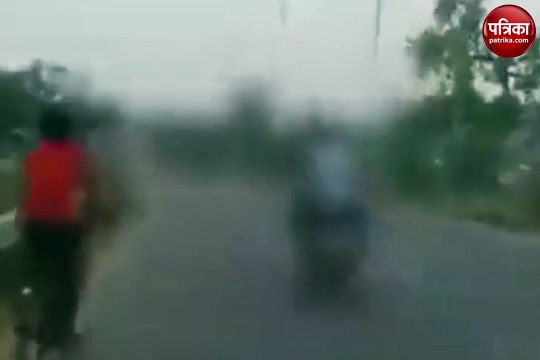 Video: नहीं मिली एम्बुलेंस तो बाइक पर बहन का शव ले गया बेबस भाई