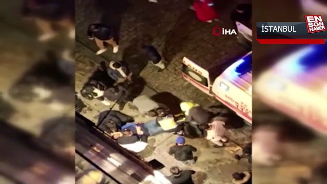 Galata’da otomobil yayaların arasına daldı