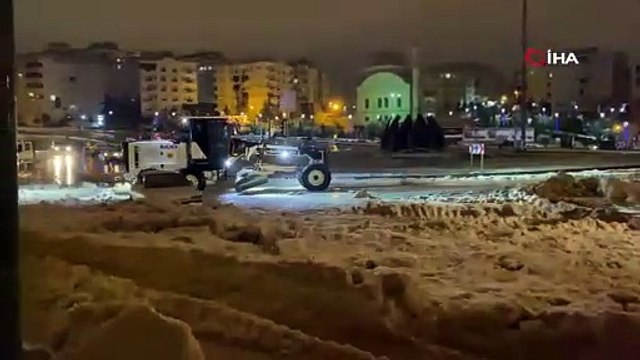 Şiddetli yağış sonrası biriken dolu yığınında otomobil mahsur kaldı
