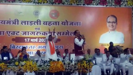 Chief Minister Shivraj walking on ramp in khargone