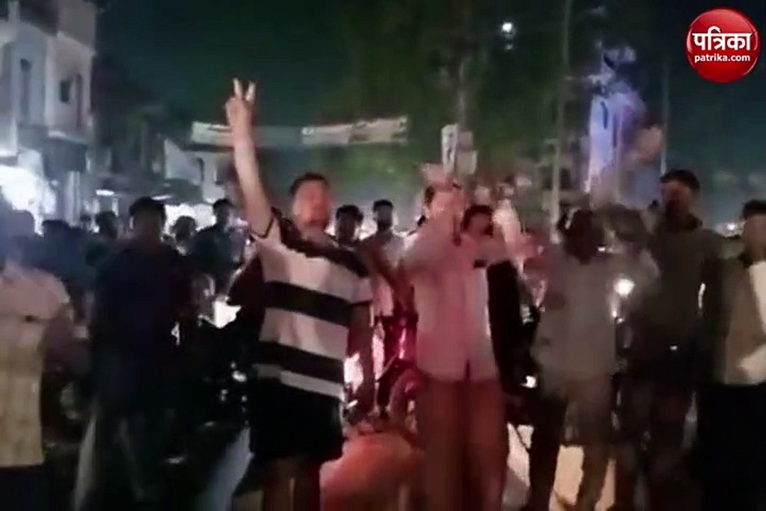 Video: बिजली ना आने से सड़क पर उतरे लोग, लगाए नारे
