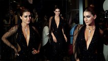 Kriti Sanon Black Gown Urfi Javed को दी टक्कर, किसका Look बेहतर | Boldsky