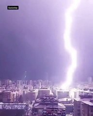 Gece gündüze döndü! Gaziantep'te yıldırım düşme anı böyle kaydedildi