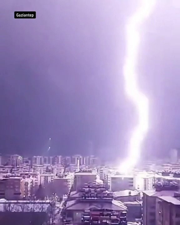 Gece gündüze döndü! Gaziantep'te yıldırım düşme anı böyle kaydedildi